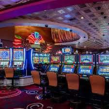 Dashboard multipermainan dengan opsi sepak bola, slots, dan dealer langsung